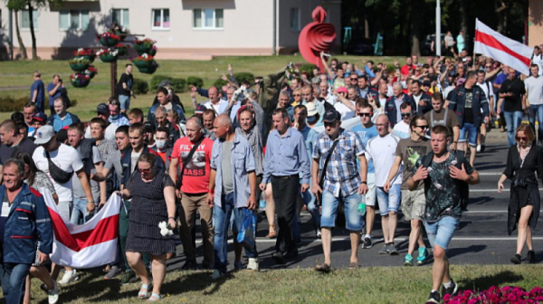 Работници от тракторен завод посрещнаха Лукашенко с протест, ЕС заседава заради кризата в Беларус