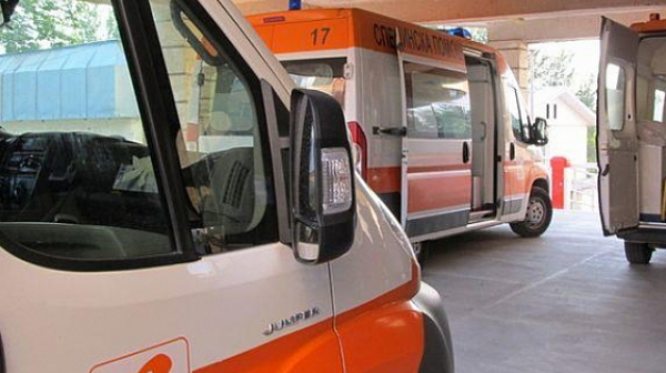 Моторист с опасност за живота след катастрофа с автобус в София