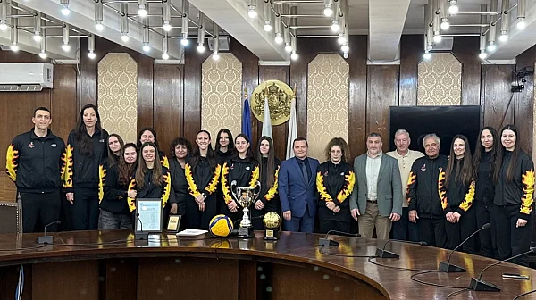 Кметът Пенчо Милков отличи волейболистките на ВК „Любо Ганев – Автосвят“ за спечелената Купа на България