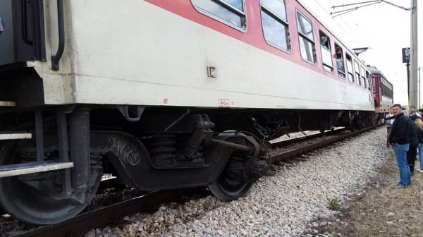 Влак блъсна кола на жп прелез в Добричко, има пострадали