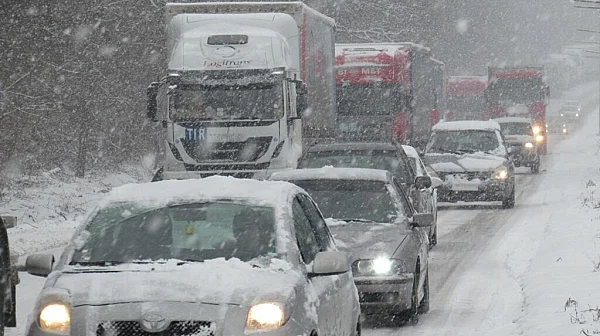 Снегът ни затрупа, обстановката: Закъсали тирове, затворени пътищи, бедствено положение в Ардино