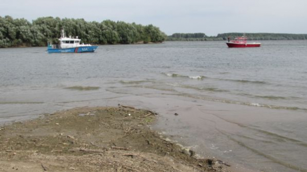 Ниското ниво на Дунав продължава да блокира кораби край Свищов