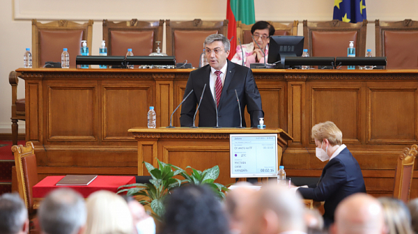 Карадайъ с остри думи към Иванов на старта на парламента, но зове за диалог