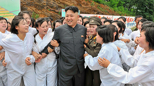 Деца, птички и „калинки“ възпяват БоБо в гората, Ким Чен Ун шокиран шепне: 칭찬