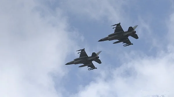 Полша вдигна бойни самолети след руските удари по Украйна