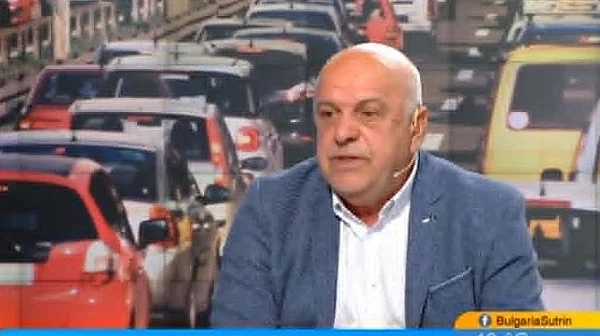 Изпитът за шофьорите с отнети книжки е отбиване на номер, твърди пътен експерт