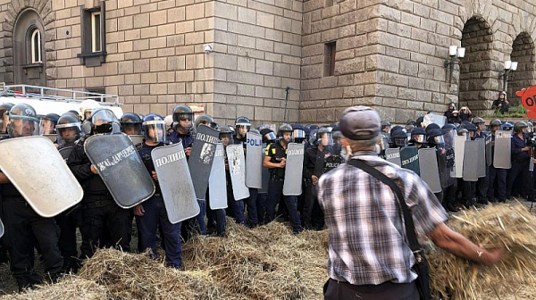 Протестиращи хвърлят слама срещу тежко въоръжени ченгета