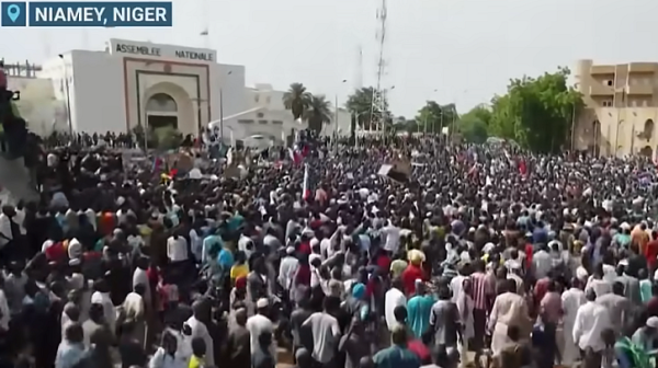 Хунтата в Нигер обвини Франция, че иска да се ”намеси военно”, за да върне сваления президент Базум