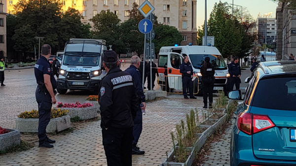 Полицай почина по време на блокада пред Народното събрание