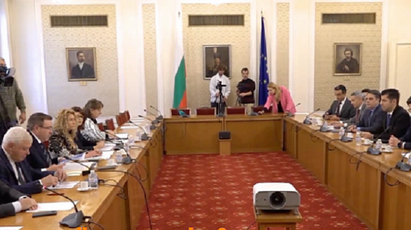 На срещата ГЕРБ-ПП: Атанасова: Възможност за диалог. Петков: Не е подкрепа за първи мандат