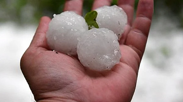 Градушка удари Крумовград, има щети по коли и имоти