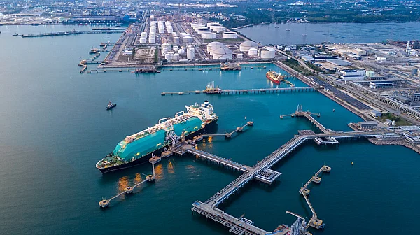 Циклон предизвика аварии в два от най-големите терминали за втечнен газ в света