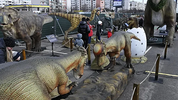 Изложба на динозаври радва децата в София