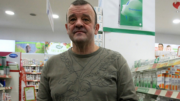 Експертът Николай Костов: Има опашки по аптеките, защото хората се презапасяват