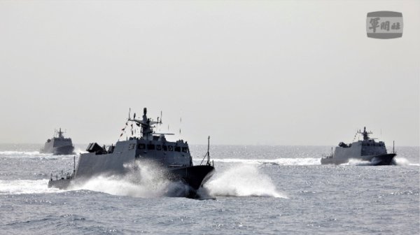 Проток под обсада: Китай изстреля ракети край Тайван