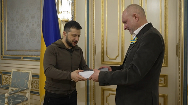 Зеленски предаде попълнения въпросник за членството на Украйна в ЕС /видео/