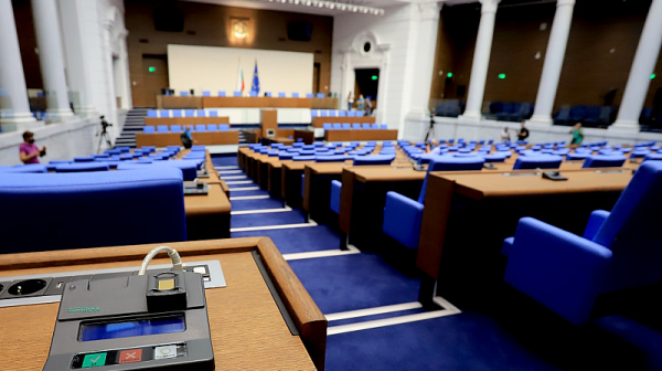 Спорният предмет „Добродетели и религии“ влиза в парламента с промените в образованието