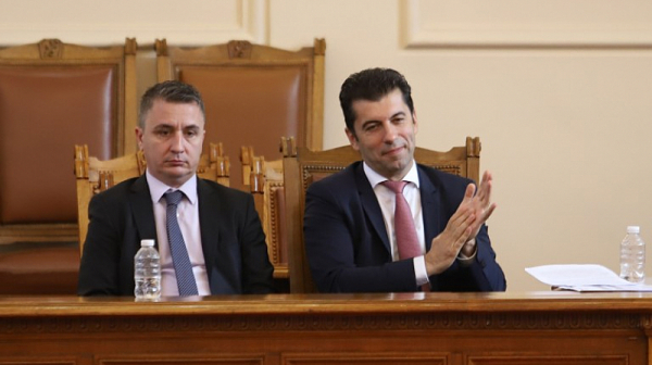 На закрито заседание ще изслушват Петков и Николов след спор в НС