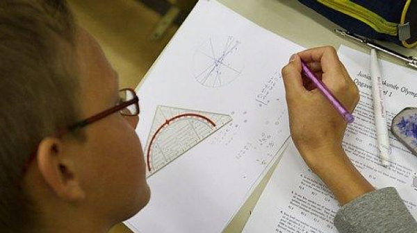 МОН: Учителите искат промяна в програмите по математика и география