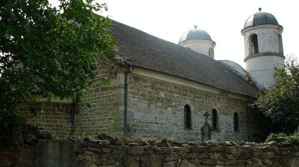 Срути се кула към древен храм дни преди Рождество