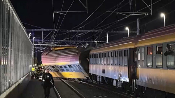 Два влака се удариха челно в Чехия, има жертви