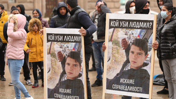 Протест пред Министерски съвет заради загиналото от токов удар момче