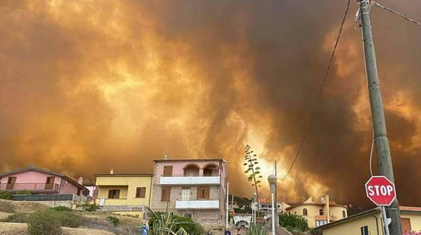 ЕС изпрати четири самолета за борба с пожарите в Сардиния. Стотици са евакуирани