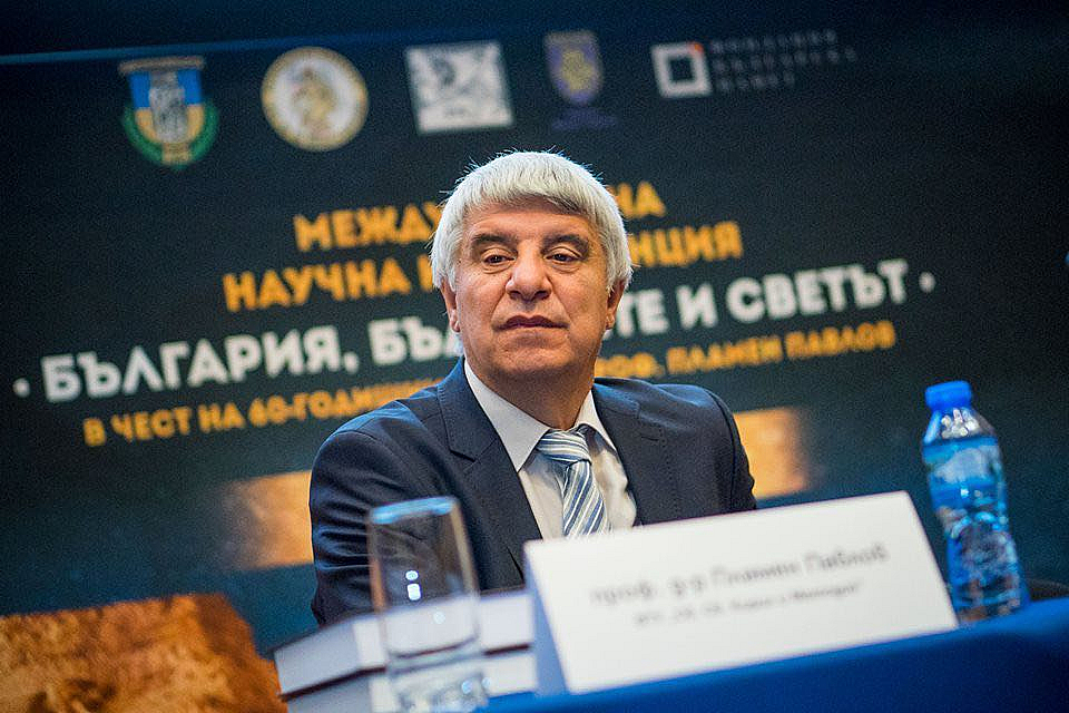 Проф Пламен Павлов е историк и преподавател във Великотърновския университет