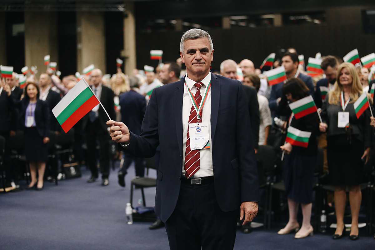 На 19 юни тази година Стефан Янев създаде партията „Български